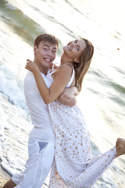 Closeup portrait of happy couple enjoying vacations on the beach — Stock Photo, Image