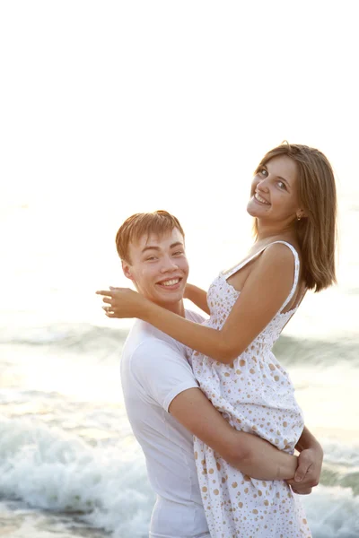 Closeup portrait of happy couple enjoying vacations on the beach — Stock Photo, Image