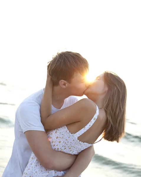 해돋이에 키스 하는 커플 — 스톡 사진