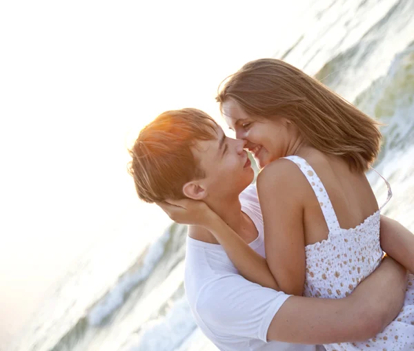 Couple kissing at sunrise — Stock Photo, Image