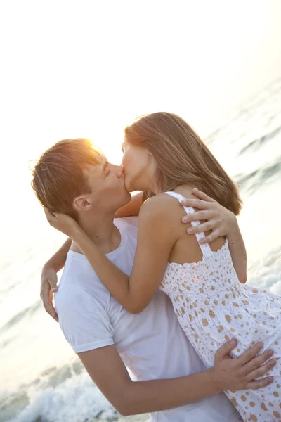 Couple kissing at sunrise — Stock Photo, Image
