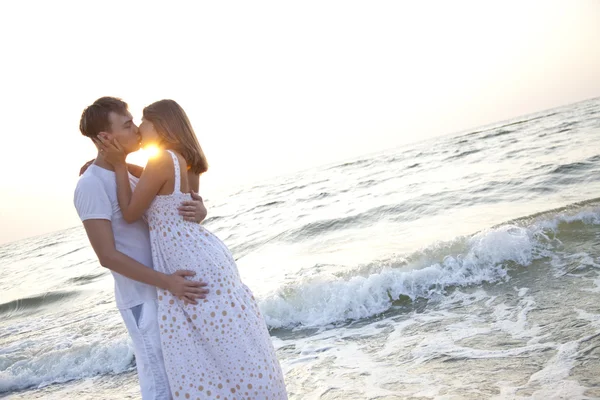 Пара цілується на сході сонця — стокове фото