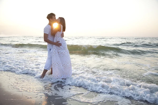 Пара цілується на сході сонця — стокове фото