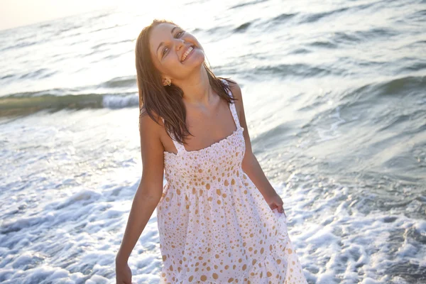 Гарненька молода жінка стоїть на пляжі — стокове фото