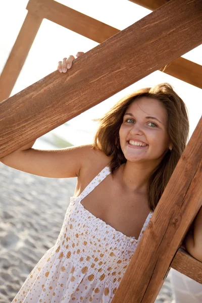 Retrato de menina perto de madeira na praia — Fotografia de Stock