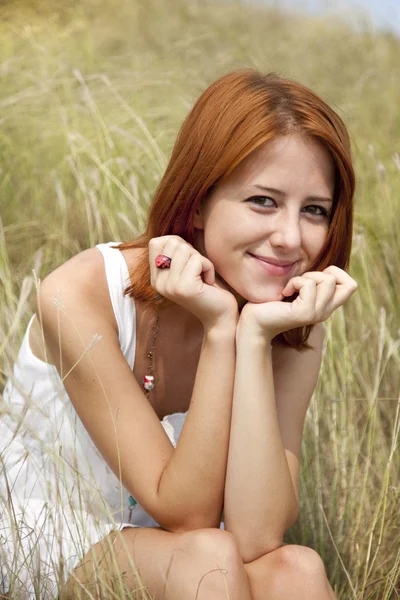 Piękna rudowłosa dziewczyna w trawie — Zdjęcie stockowe