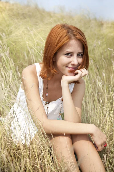 Krásná rusovlasá dívka v trávě — Stock fotografie