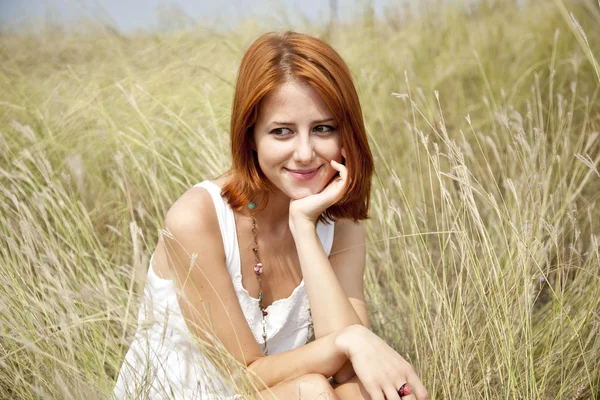 Belle fille aux cheveux roux à l'herbe — Photo