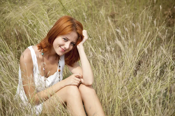 Hermosa chica pelirroja en la hierba — Foto de Stock