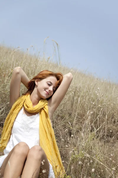 Çimen, güzel kızıl saçlı kız — Stok fotoğraf