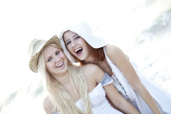 Duas belas jovens namoradas na praia — Fotografia de Stock