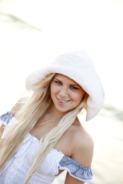Menina loira bonita em chapéu na praia — Fotografia de Stock