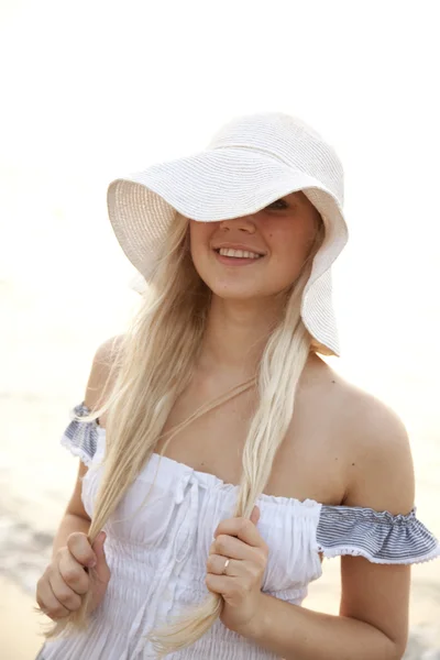 Szép fiatal szőke lány kalapban a strandon — Stock Fotó