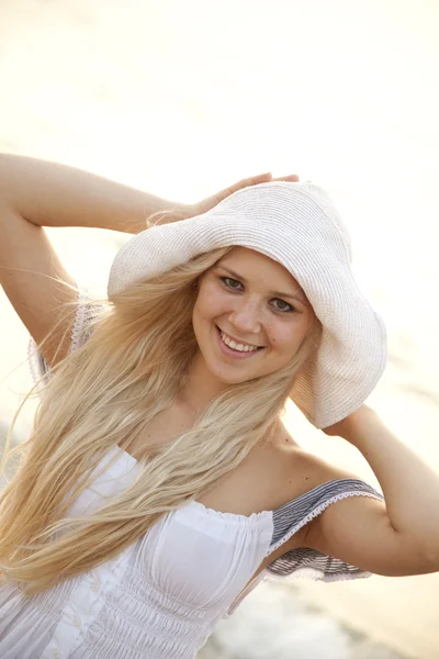 Belle jeune fille blonde en chapeau sur la plage — Photo