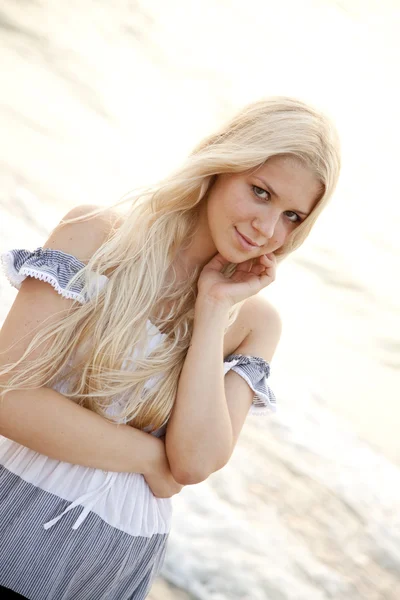 Schöne junge blonde Mädchen am Strand — Stockfoto