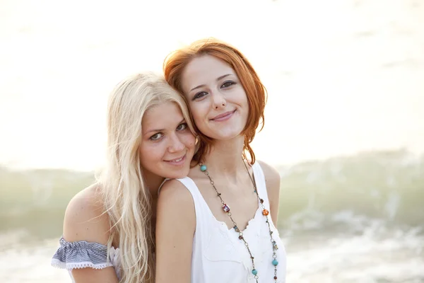 Deux belles jeunes copines sur la plage — Photo