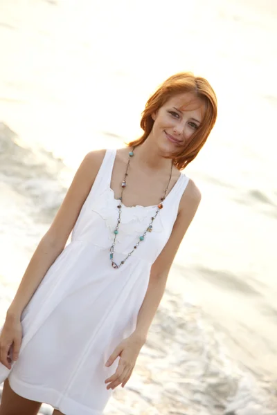 Gyönyörű fiatal vörös hajú a strandon — Stock Fotó