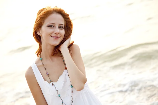 Bella giovane dai capelli rossi sulla spiaggia — Foto Stock