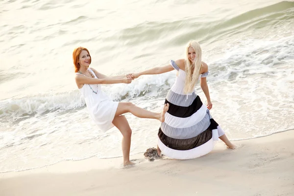 Zwei schöne junge Freundinnen am Strand — Stockfoto