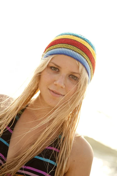 Szép fiatal szőke lány rasztafári kalapban — Stock Fotó