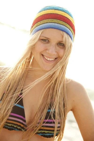 Schöne junge blonde Mädchen mit rastafarischem Hut — Stockfoto