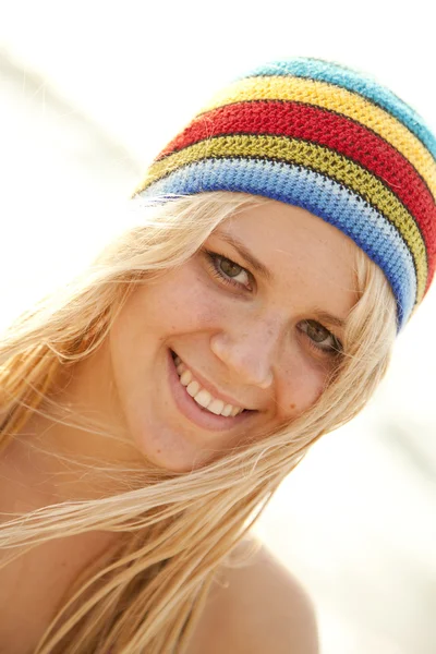 Bella ragazza bionda in cappello rastafariano — Foto Stock