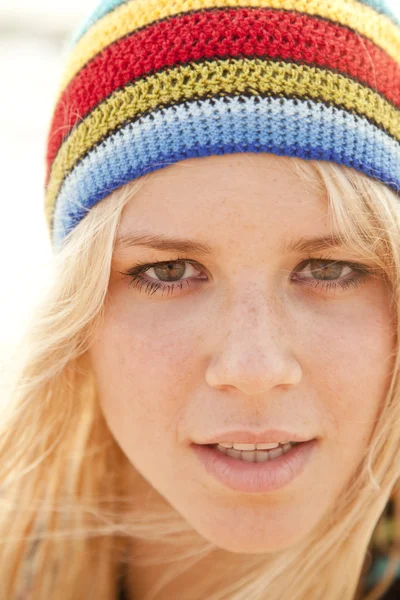 Piękna Młoda blondynka w Rastafarianin kapelusz — Zdjęcie stockowe
