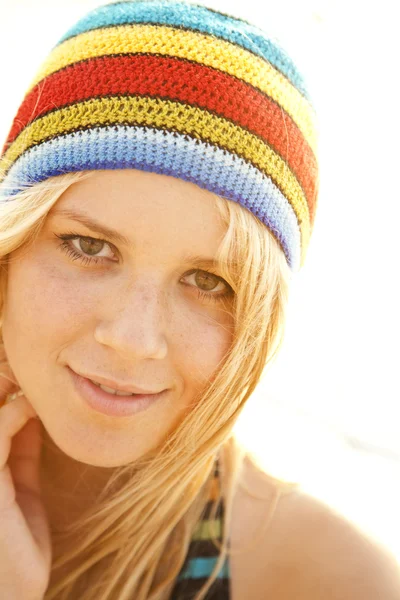 ラスタファリアン帽子で美しい若いブロンドの女の子 — ストック写真