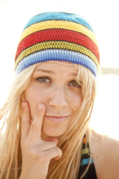 Güzel sarışın kız rastafarian şapka — Stok fotoğraf