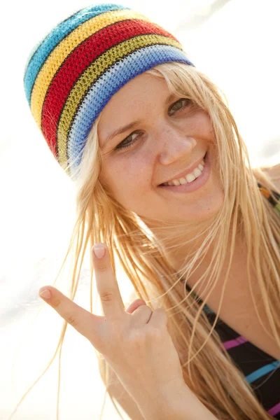 Belle jeune fille blonde en chapeau rastafari — Photo