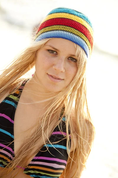 래스터 모자에서 아름 다운 젊은 금발 소녀 — 스톡 사진