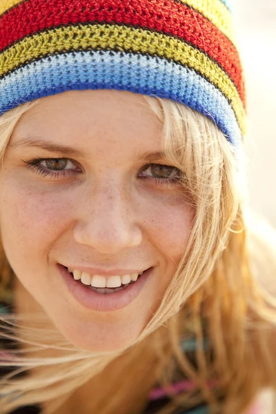 Schöne junge blonde Mädchen mit rastafarischem Hut — Stockfoto