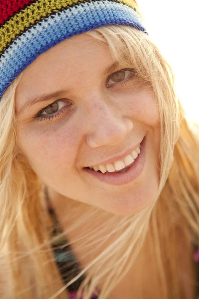 Mooie blonde meisje in Rastafari hoed — Stockfoto