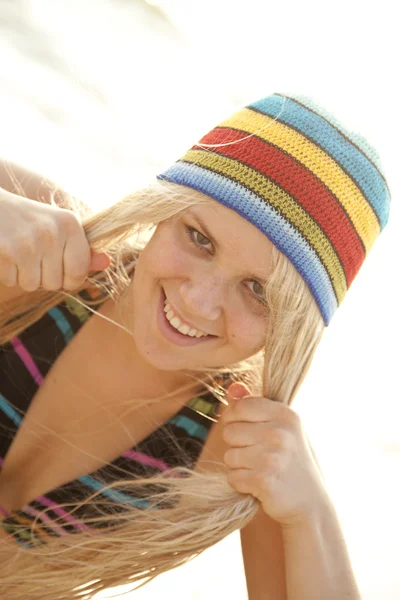Bella ragazza bionda in cappello rastafariano — Foto Stock