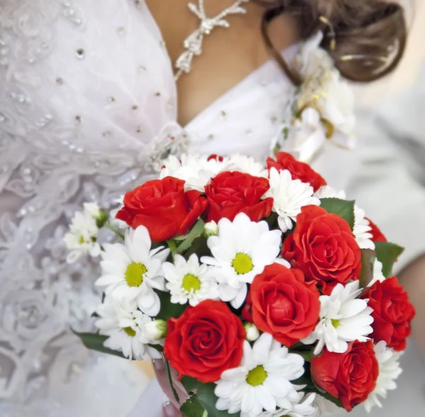 Novia sosteniendo hermosas rosas rojas flores de boda ramo — Foto de Stock