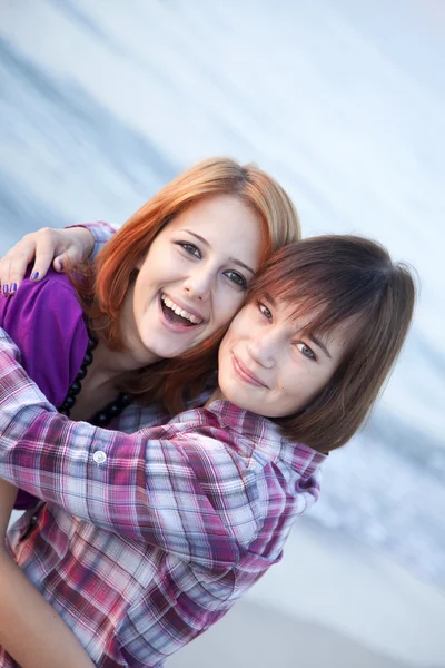Closeup portrait of two happy girls on the beach — Stock Photo, Image