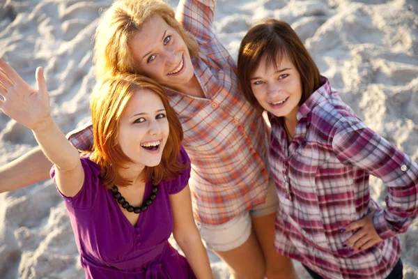 Retrato de tres hermosas chicas. Con contraluz en backgro — Foto de Stock