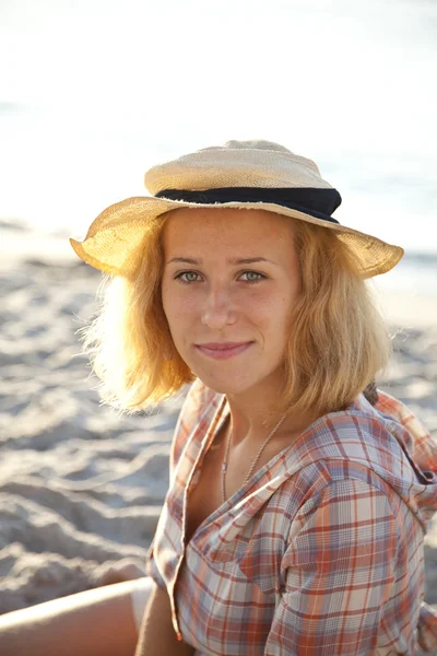 Porträtt av vacker blond flicka i cap — Stockfoto