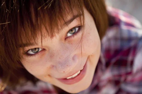 Close-up portret van mooi brunet meisje. — Stockfoto