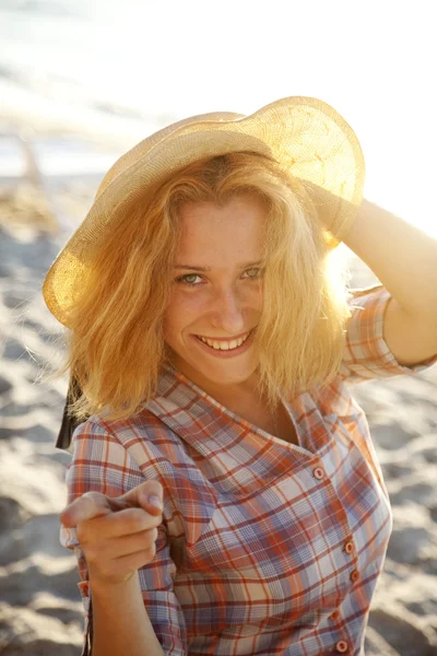 Porträt der schönen blonden Mädchen mit Mütze — Stockfoto