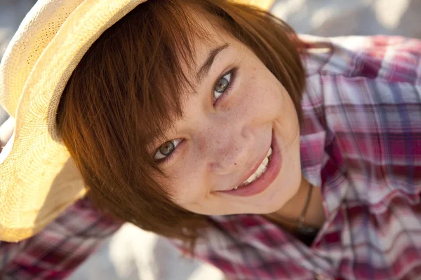 Close-up portrait of beautiful brunet girl. — Stock Photo, Image