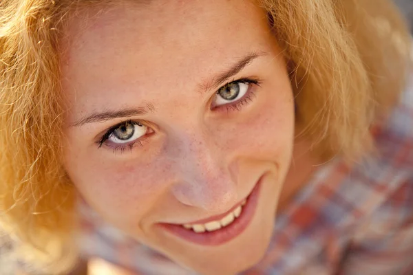 Närbild porträtt av vacker blond flicka. — Stockfoto
