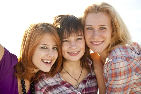 Retrato de tres hermosas chicas. Con contraluz en backgro —  Fotos de Stock