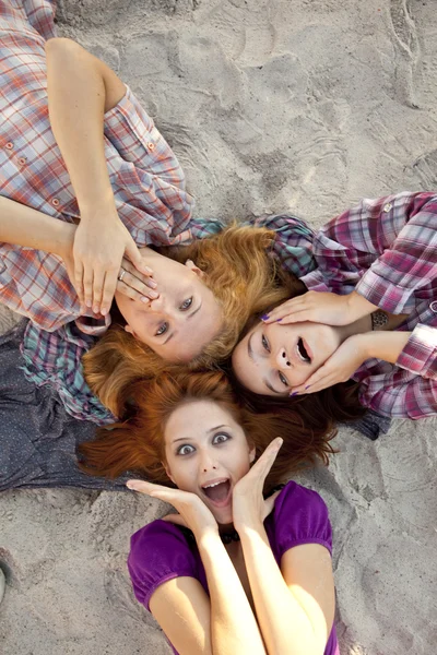 Retrato de tres hermosas chicas . — Foto de Stock