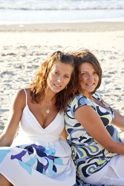 Dos hermosas hermanas en la playa . —  Fotos de Stock