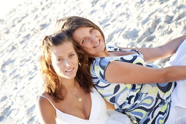 Due belle sorelle sulla spiaggia . — Foto Stock