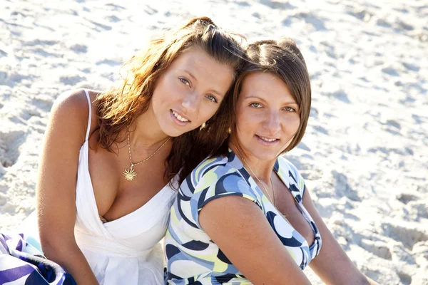 Duas belas irmãs na praia . — Fotografia de Stock