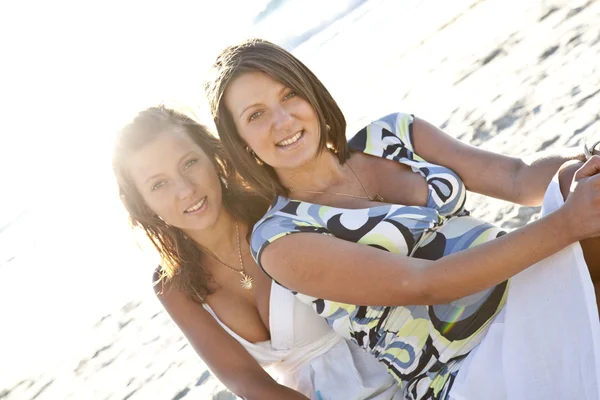两个美丽的姐妹们在海滩上. — 图库照片