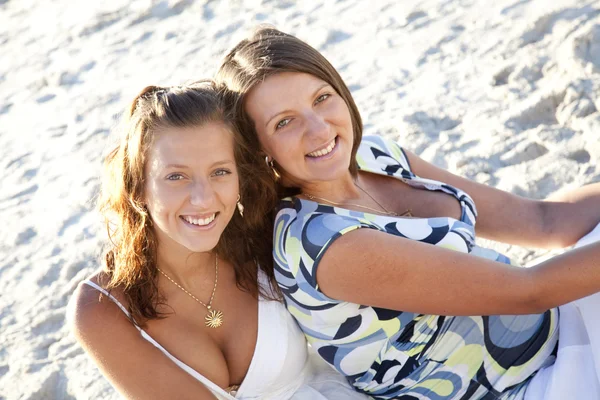 Two beautiful sisters on the beach. — Stock Photo, Image