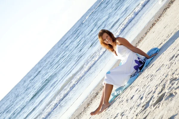 Молодая девушка в сарафане на пляже . — стоковое фото